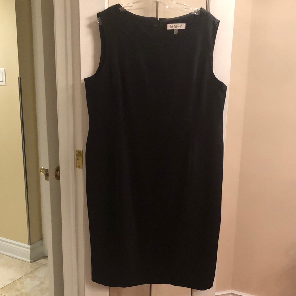 Black Sleeveless Sheath Dress